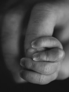 Fotografa a Vanzago - la manina di un neonato, stringe quella del suo papà.